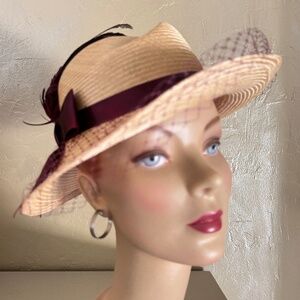 DELIGHTFUL VINTAGE NATURAL STRAW HAT WITH BURGUNDY TRIM & FEATHERS